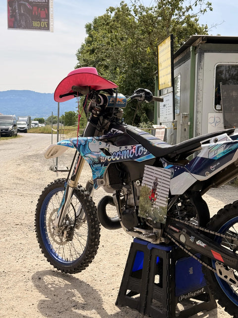 Moto de cross con kit de adhesivos rosa y azul