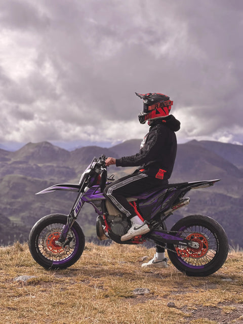 Supermotard au kit déco violet et rouge