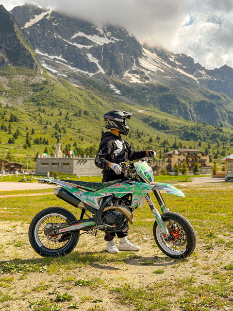 Supermotard con kit de adhesivos verde y blanco