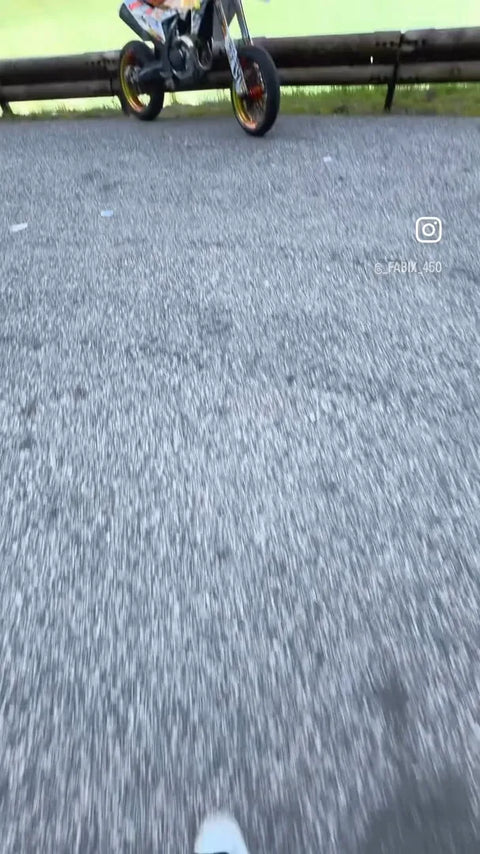 Supermotard au kit déco orange et bleu