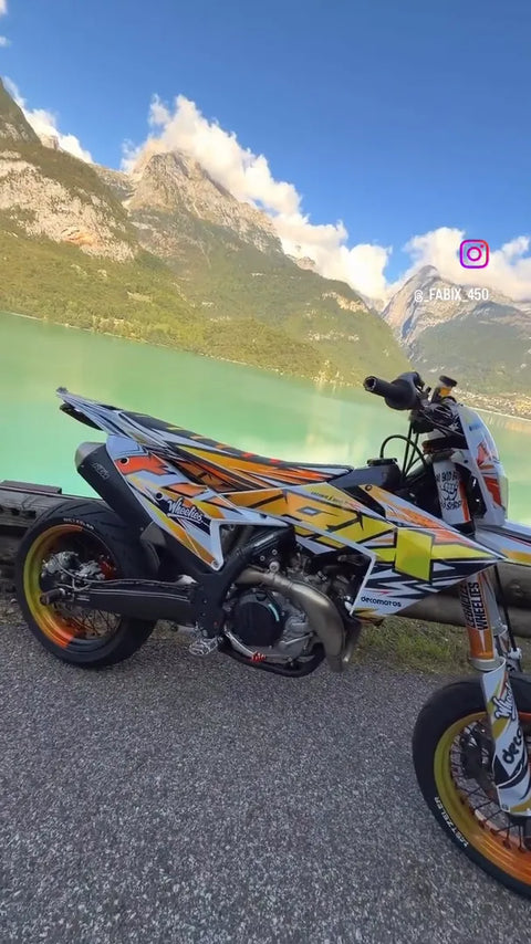 Supermotard con kit de adhesivos naranja y azul