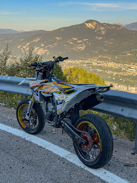 Supermotard au kit déco orange et bleu