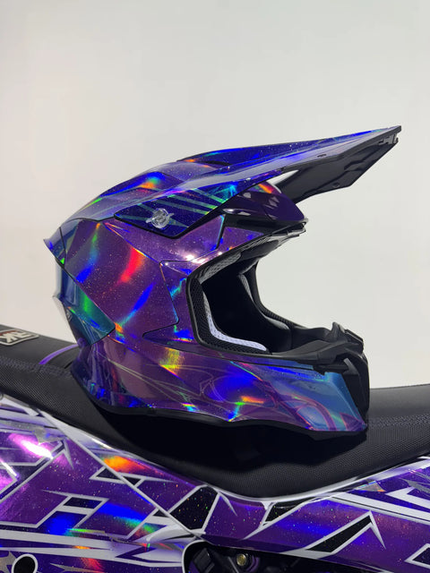 Casque holographique violet assorti au kit déco