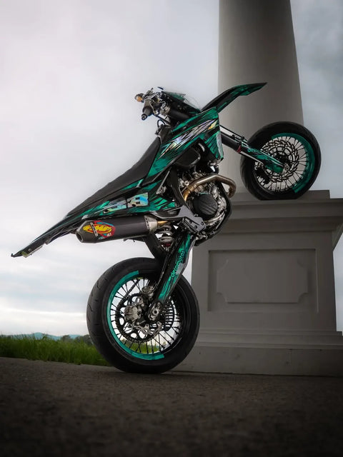 Supermotard au kit déco noir et turquoise