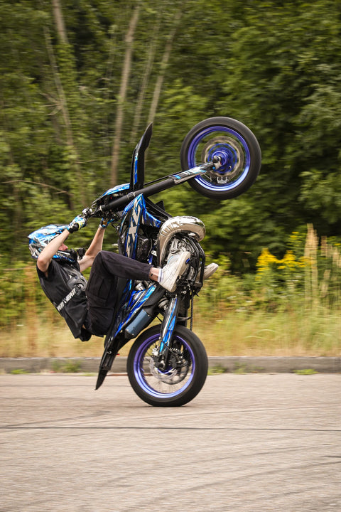 Supermotard au kit déco bleu et blanc en action