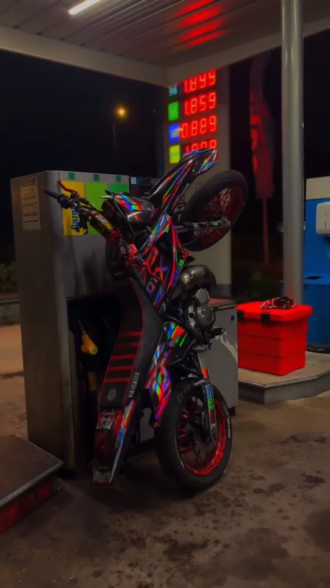 Supermotard con kit de adhesivos rojo y negro