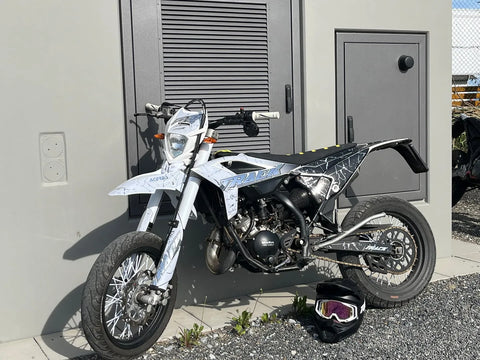 Supermotard au kit déco blanc et noir