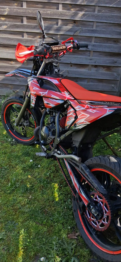 Supermotard au kit déco rouge