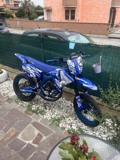 Supermotard au kit déco bleu et blanc