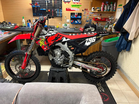 Moto cross au kit déco rouge et noir