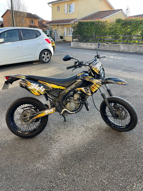 Supermotard au kit déco noir et jaune