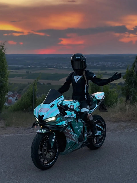 Moto sportiva con kit grafiche turchese