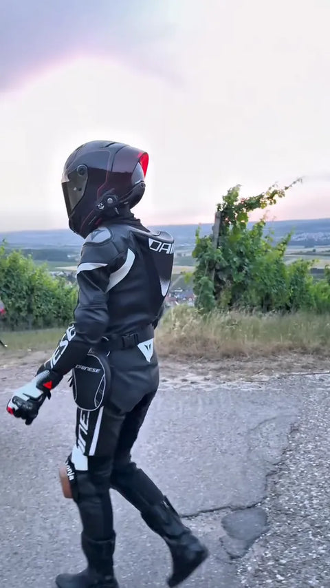Moto sportiva con kit grafiche turchese