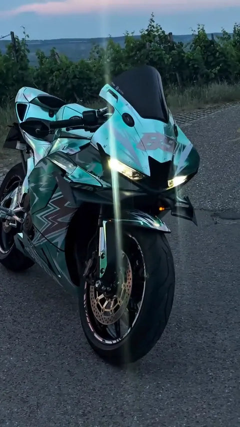 Moto deportiva con kit de adhesivos turquesa