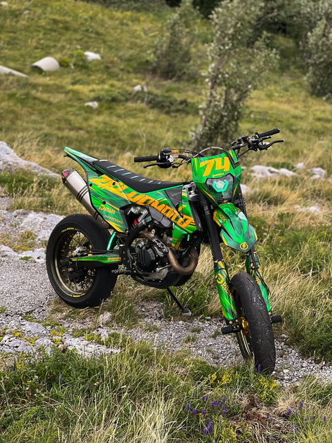 Supermotard con kit de adhesivos verde