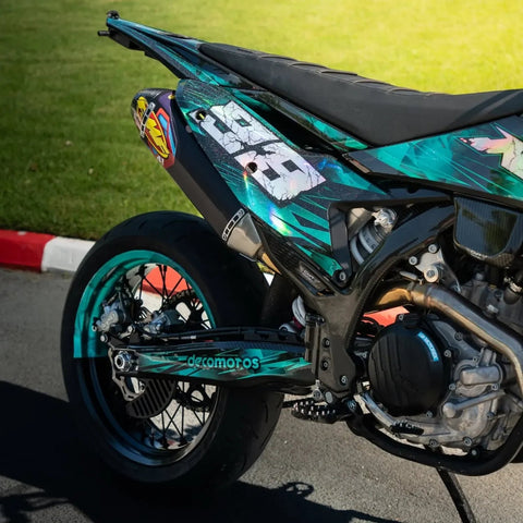 Détail du kit déco turquoise et de la roue arrière d’un supermotard
