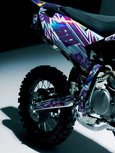 Partie arrière d’un kit déco violet et multicolore sous la lumière du studio