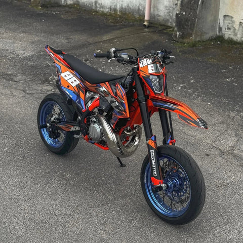 Moto orange au kit déco multicolore dans une cour
