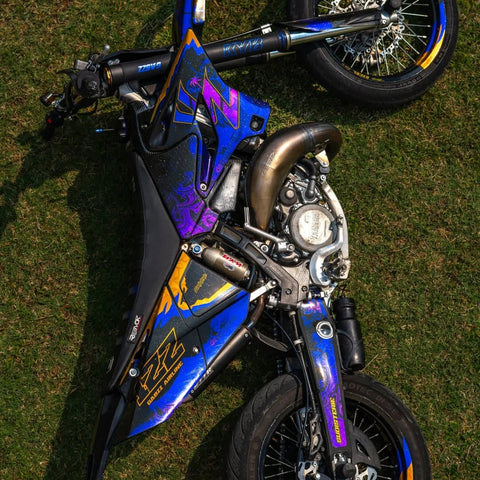 Moto violette et bleue photographiée en plongée