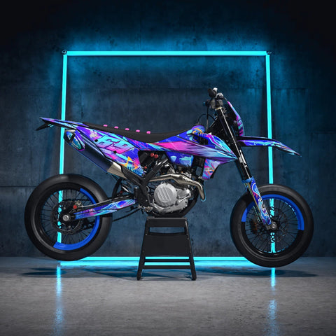 Supermotard aux décos multicolores devant un cadre lumineux bleu