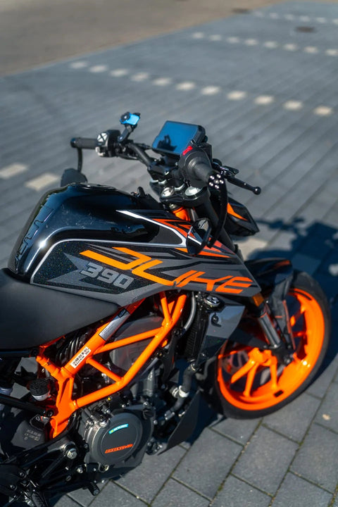 Détail du réservoir et du kit déco noir et orange d’une moto routière