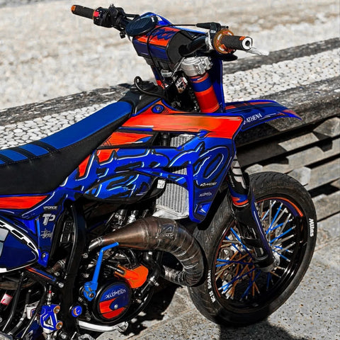 Détails bleus et orange sur les plastiques et le moteur d’une moto