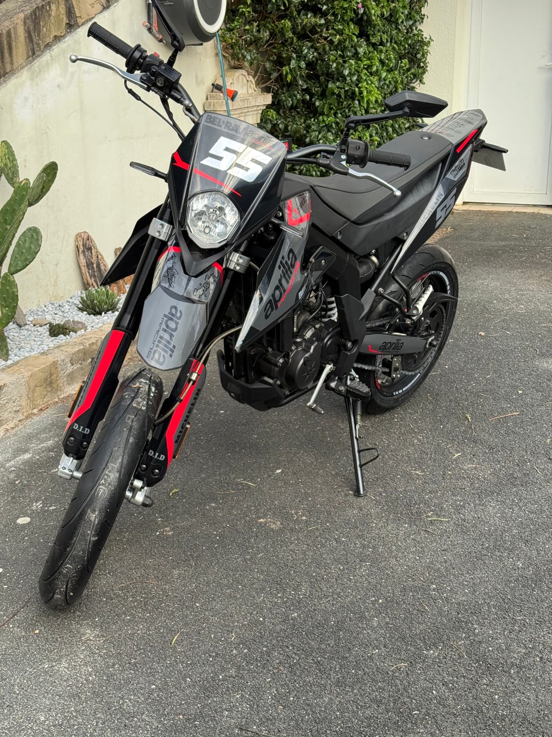 kit gráfico DERBI Senda DRD 125 SM / APRILIA SX 125 2018-2024 - CINZENTO VERMELHO