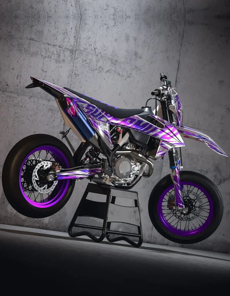 Supermotard con kit de adhesivos violeta en impresión cromada y acabado brillante