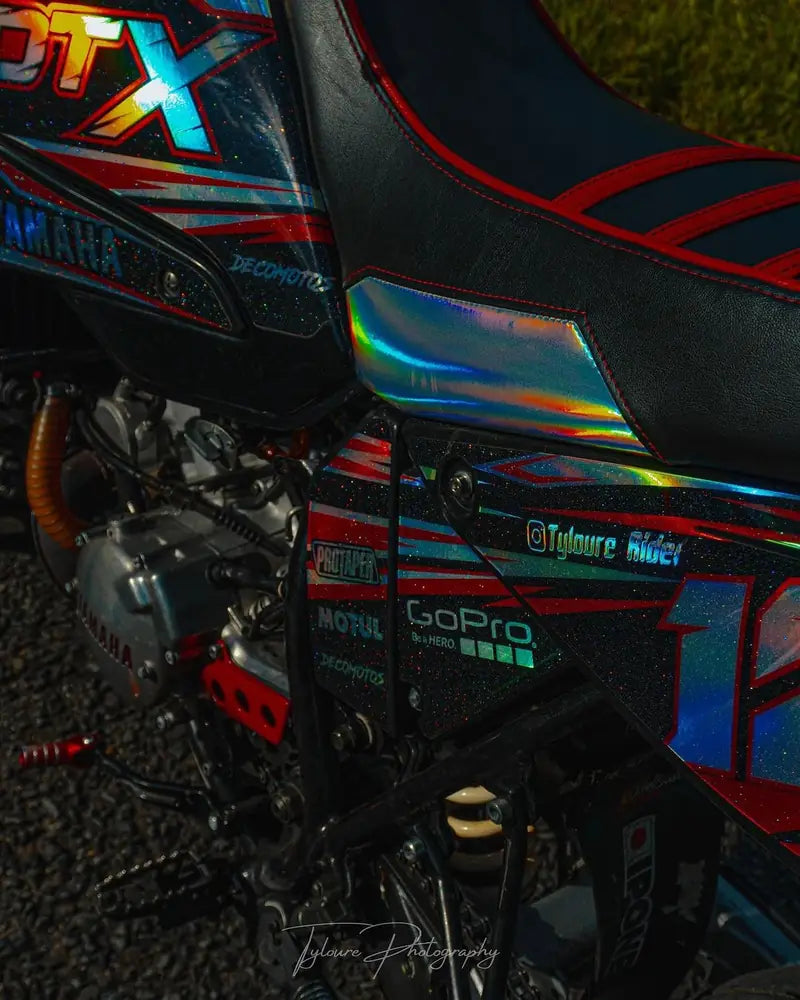 Reflexe und Glitzer der holografischen Kombination auf einem Motorrad