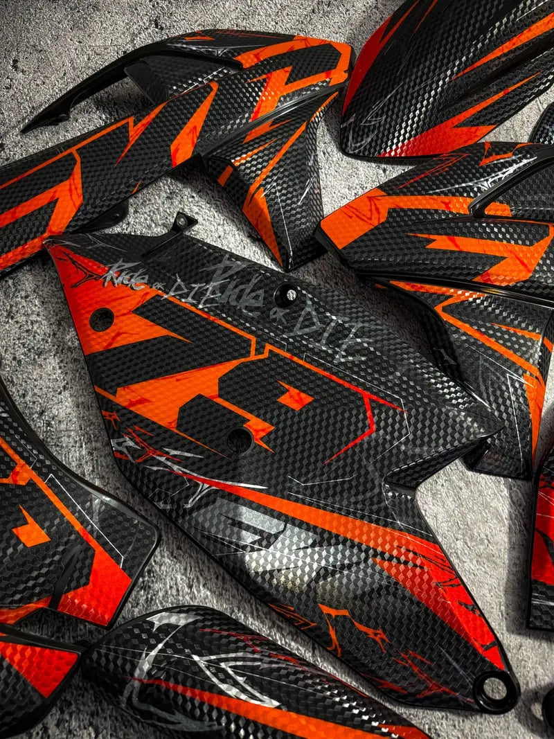 Prisma-Facetten auf einem schwarz-orangefarbenen Kit