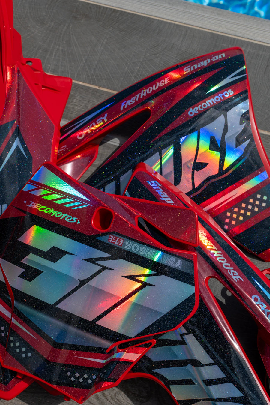 Primer plano de los reflejos multicolores de un kit de adhesivos rojo